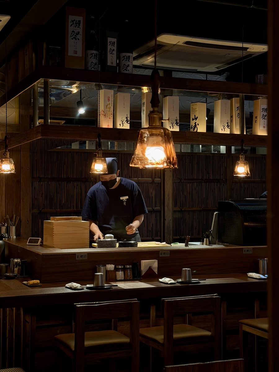 Restaurant ambiance 2